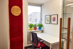 Helles Einzelbüro mit Arbeitsplatz im TowrHub Coworking Darmstadt