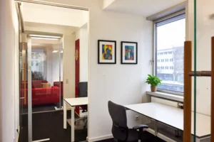 Kleines Einzelbüro mit Schreibtisch im TowrHub Coworking Space Darmstadt